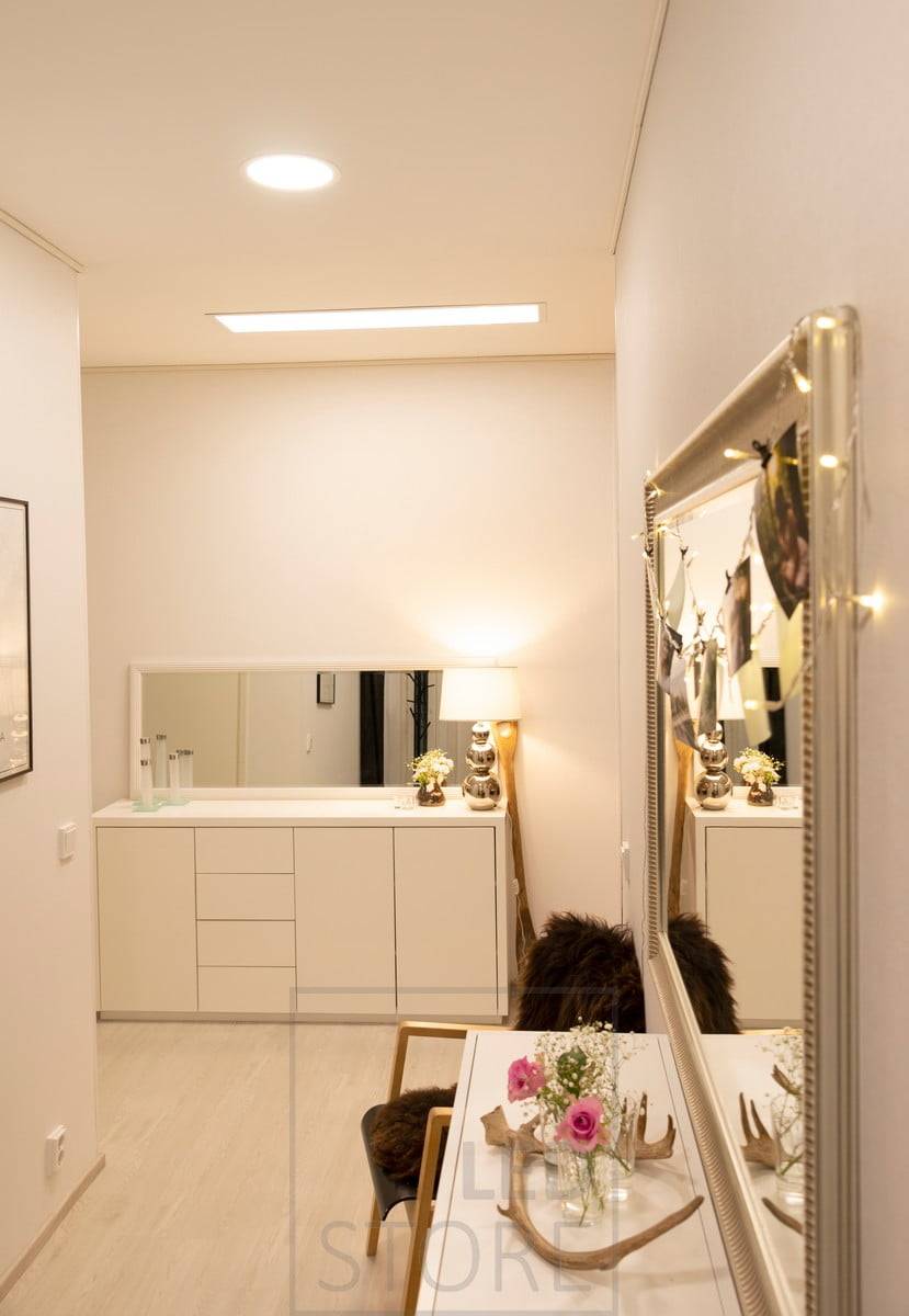 Iluminación general que combina un techo LED circular y un gran panel LED de 300×1200. La iluminación es eficiente y uniforme. Ledstore.fi